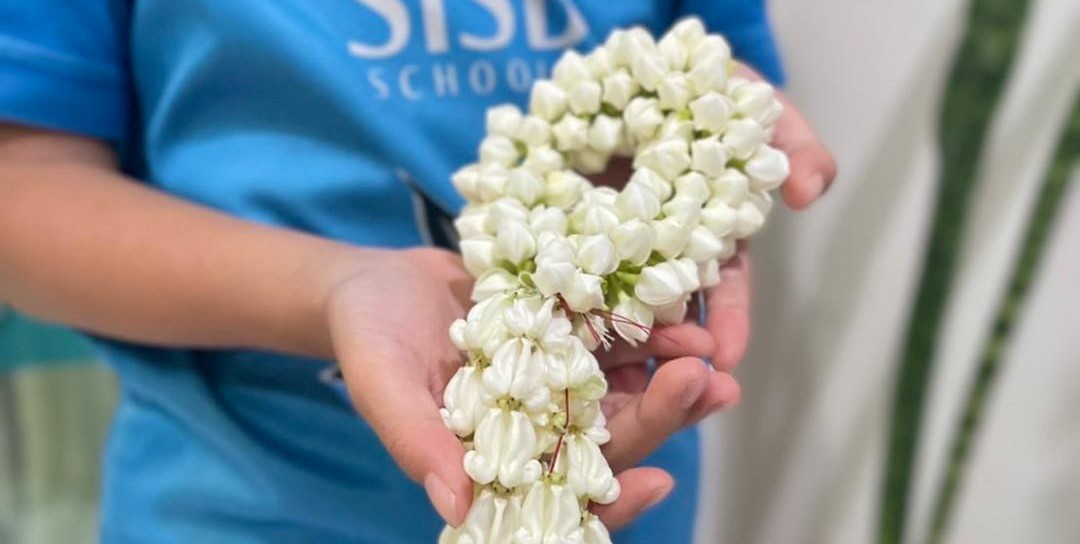 ✦ หัดร้อยมาลัย