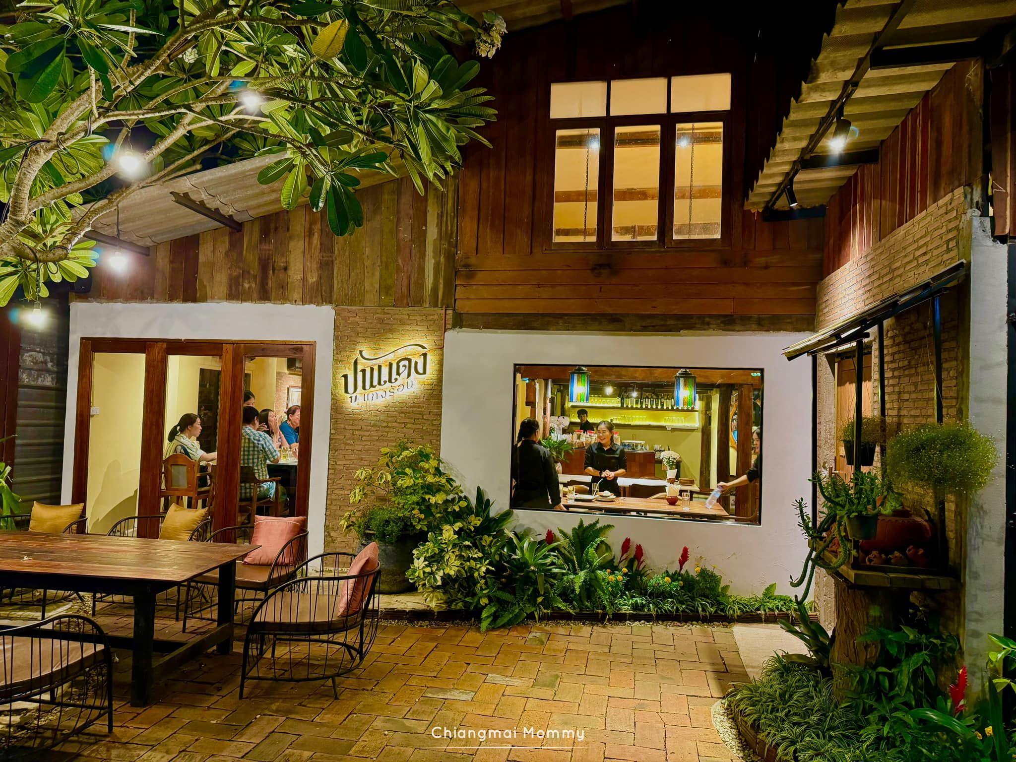 ปูนแดงแกงร้อน Thai Cuisine